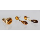 A PAIR OF GOLD TIGERS EYE PENDANT EAR DROPS AND PENDANT.