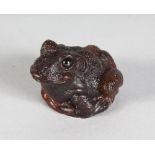 A GOOD SMALL CARVED AMETHYST FROG.