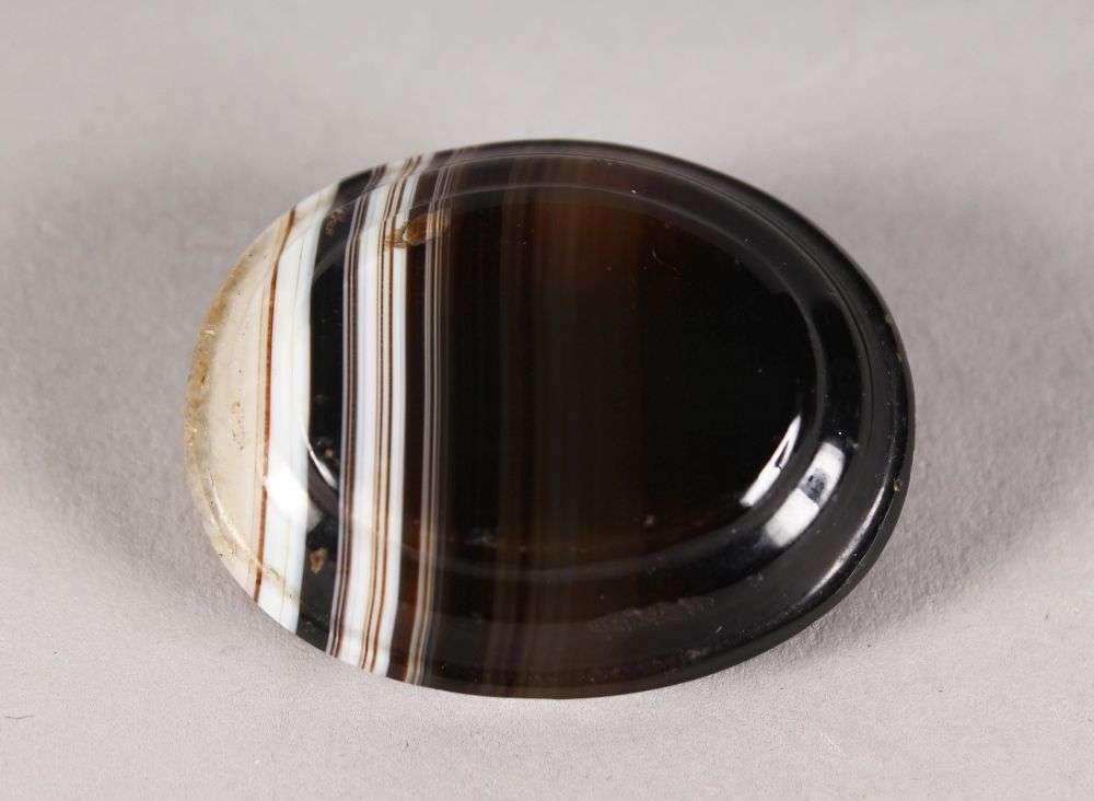 A BANDED AGATE BROOCH.