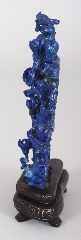 A CHINESE LAPIS CARVING OF GUANYIN, together with a wire-inlaid fixed wood stand, 5.25in high - Image 4 of 6