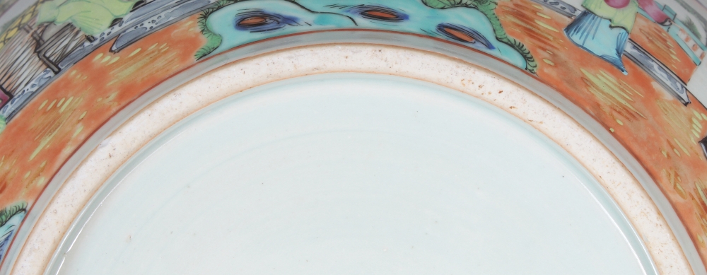 A GOOD LARGE 19TH CENTURY CHINESE CANTON PORCELAIN PUNCH BOWL, the sides painted with a continuous - Image 10 of 10