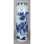 A LARGE GOOD QUALITY CHINESE TRANSITIONAL STYLE BLUE & WHITE PORCELAIN SLEEVE VASE, the base