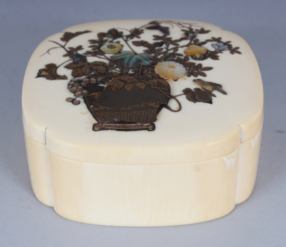 A FINE QUALITY JAPANESE QUATREFOIL SECTION SHIBAYAMA & IVORY BOX & COVER, with interior fitted tray,