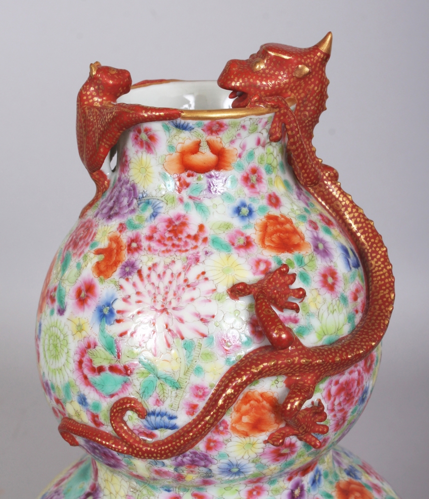 A GOOD QUALITY CHINESE FAMILLE ROSE MILLEFLEUR DOUBLE GOURD PORCELAIN VASE, the shoulders and neck - Image 5 of 9