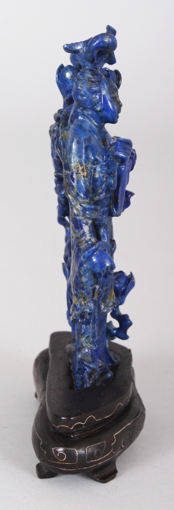 A CHINESE LAPIS CARVING OF GUANYIN, together with a wire-inlaid fixed wood stand, 5.25in high - Image 2 of 6