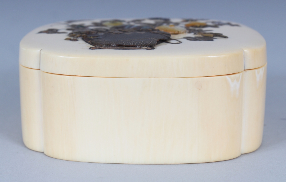 A FINE QUALITY JAPANESE QUATREFOIL SECTION SHIBAYAMA & IVORY BOX & COVER, with interior fitted tray, - Image 3 of 8