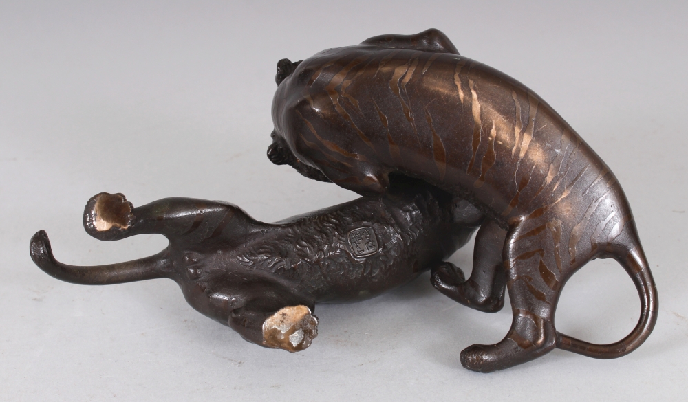 A GOOD QUALITY SIGNED JAPANESE MEIJI PERIOD BRONZE MODEL OF TWO FIGHTING TIGERS, together with a - Image 6 of 8