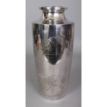 ANOTHER GOOD EARLY 20TH CENTURY JAPANESE SILVER VASE, weighing approx. 985gm, the sides incised with