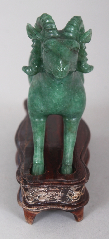 A CHINESE GREEN HARDSTONE MODEL OF A RAM, together with a fitted wire-inlaid wood stand, 3.1in - Image 2 of 7