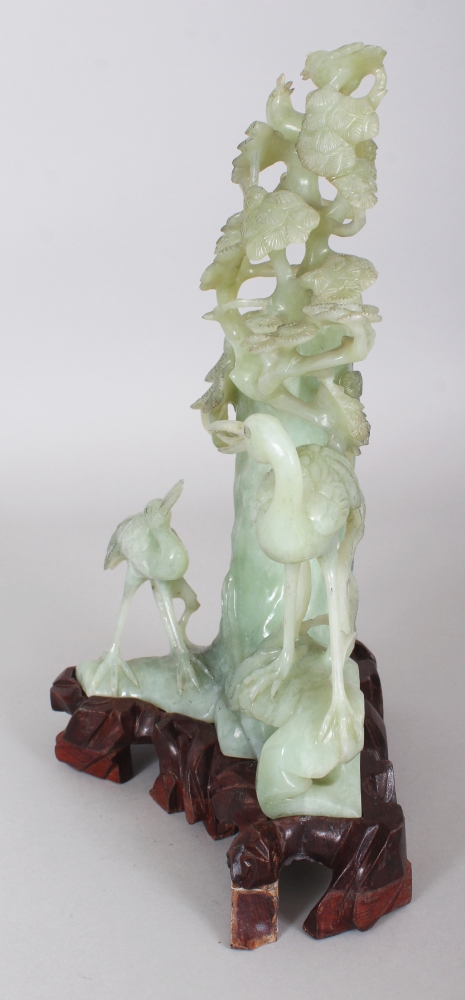 A CHINESE JADE-LIKE CELADON GREEN HARDSTONE VASE CARVING, together with a fitted wood stand, - Image 4 of 8