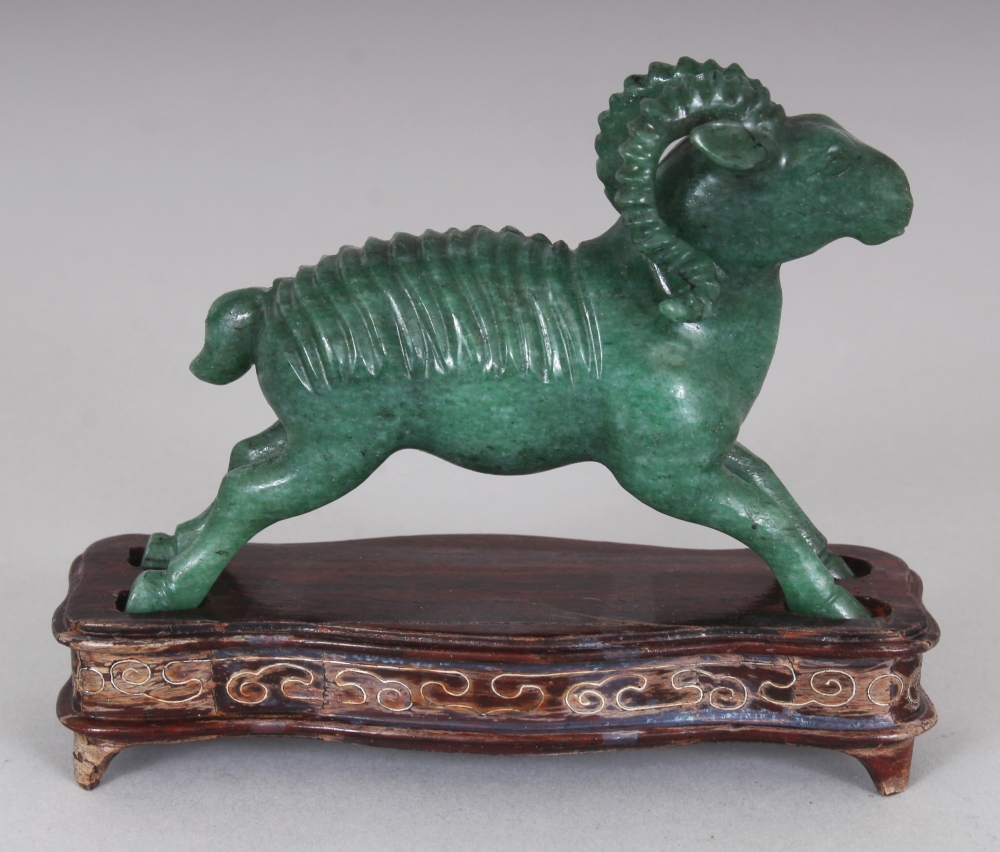 A CHINESE GREEN HARDSTONE MODEL OF A RAM, together with a fitted wire-inlaid wood stand, 3.1in - Image 3 of 7