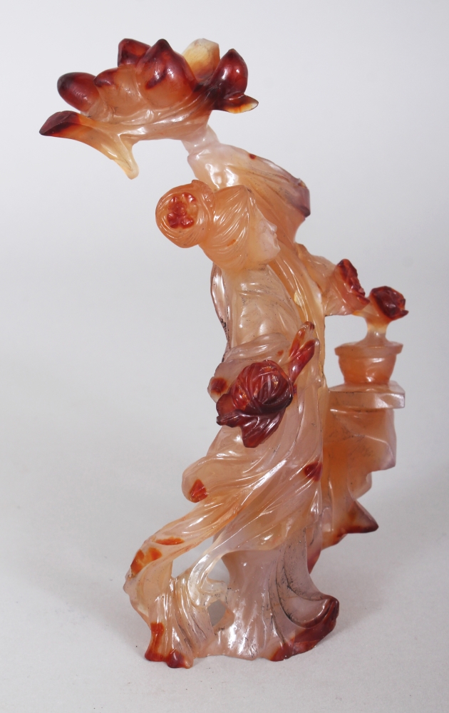 A CHINESE AGATE CARVING OF A STANDING LADY, bearing aloft a bowl of peach, 6in high. - Image 2 of 6