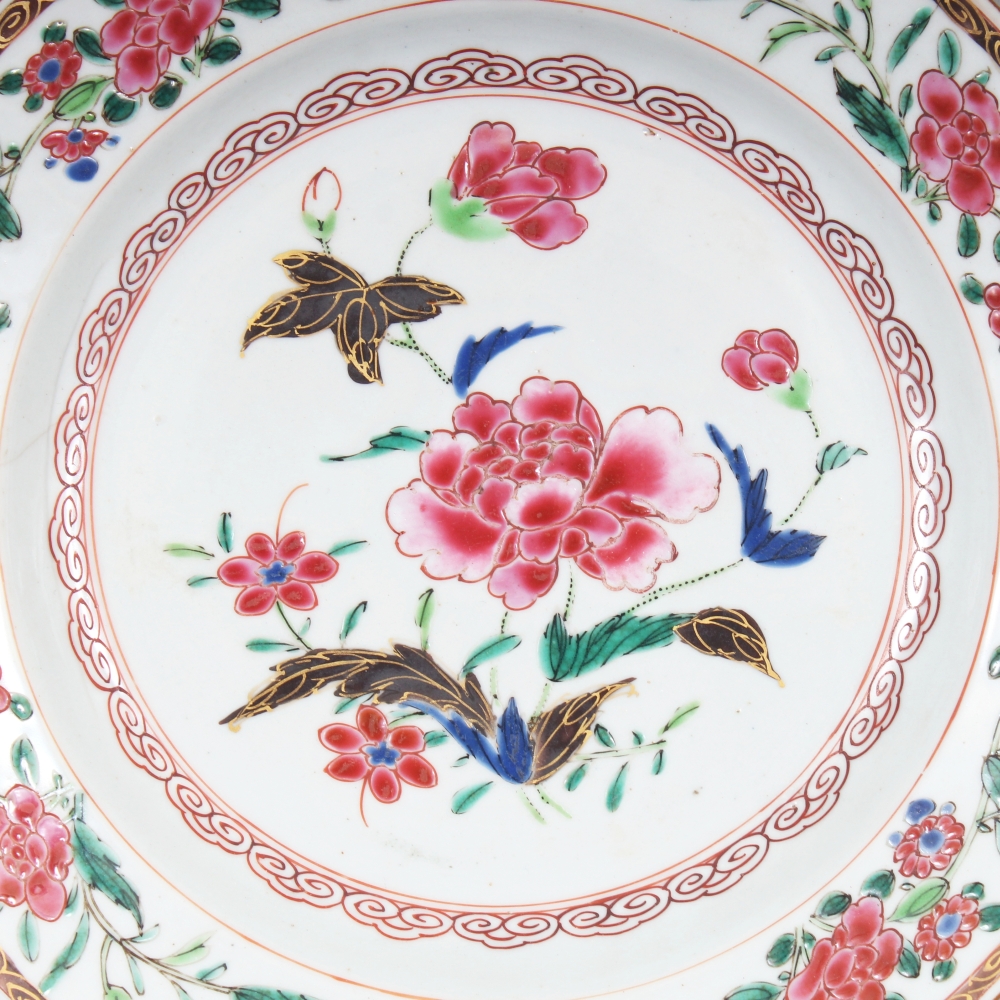 ANOTHER 18TH CENTURY CHINESE FAMILLE ROSE PORCELAIN PLATE, painted to its centre with a spray of - Image 2 of 4