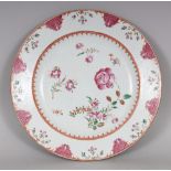 AN 18TH CENTURY CHINESE FAMILLE ROSE PORCELAIN PLATE, painted in predominantly puce enamelling