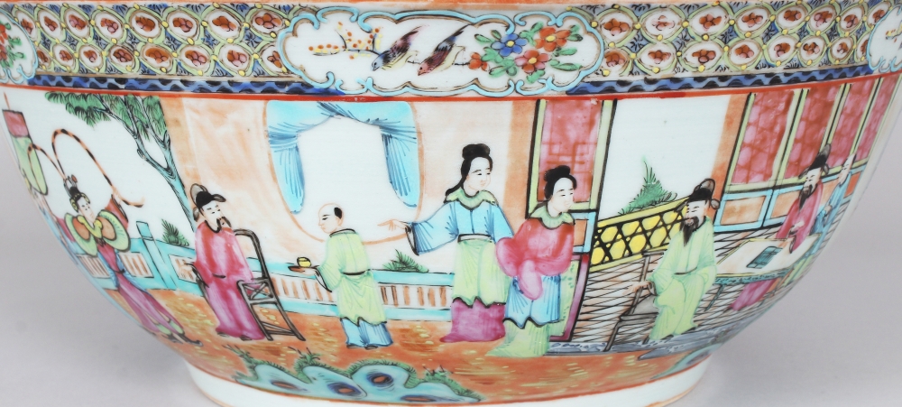 A GOOD LARGE 19TH CENTURY CHINESE CANTON PORCELAIN PUNCH BOWL, the sides painted with a continuous - Image 5 of 10