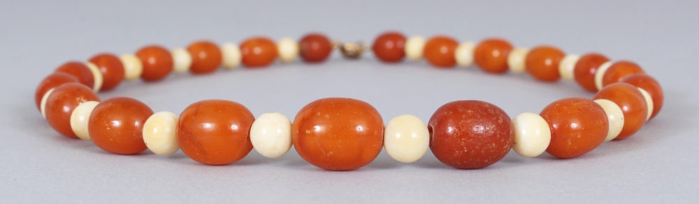 AN AMBER & IVORY NECKLACE, weighing approx. 16.5gm, composed of oval amber and spherical ivory - Image 2 of 3