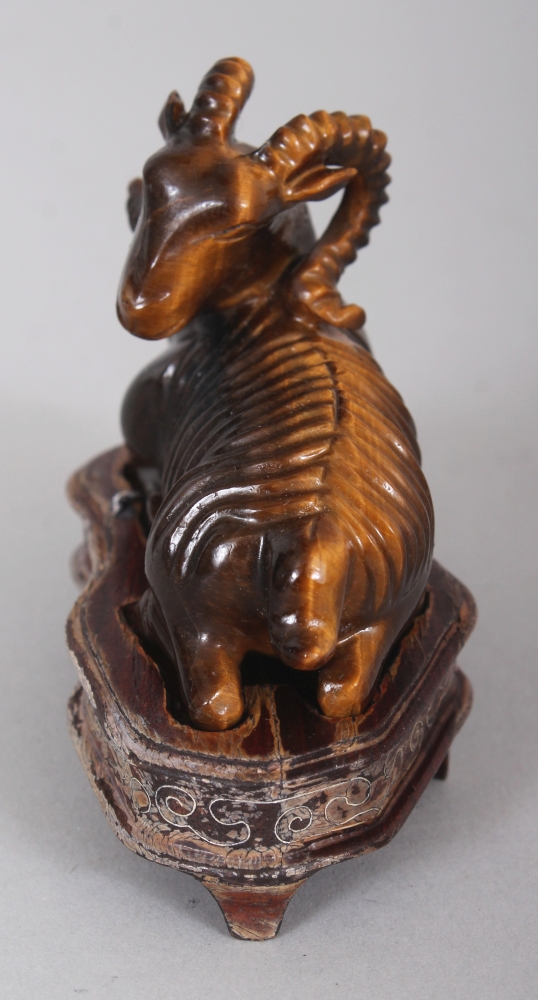 A CHINESE TIGER’S EYE STONE MODEL OF A RAM, together with a fitted wire-inlaid wood stand, 2.75in - Image 4 of 7