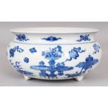 A GOOD QUALITY CHINESE BLUE & WHITE PORCELAIN TRIPOD CENSER, decorated with ribboned emblems,