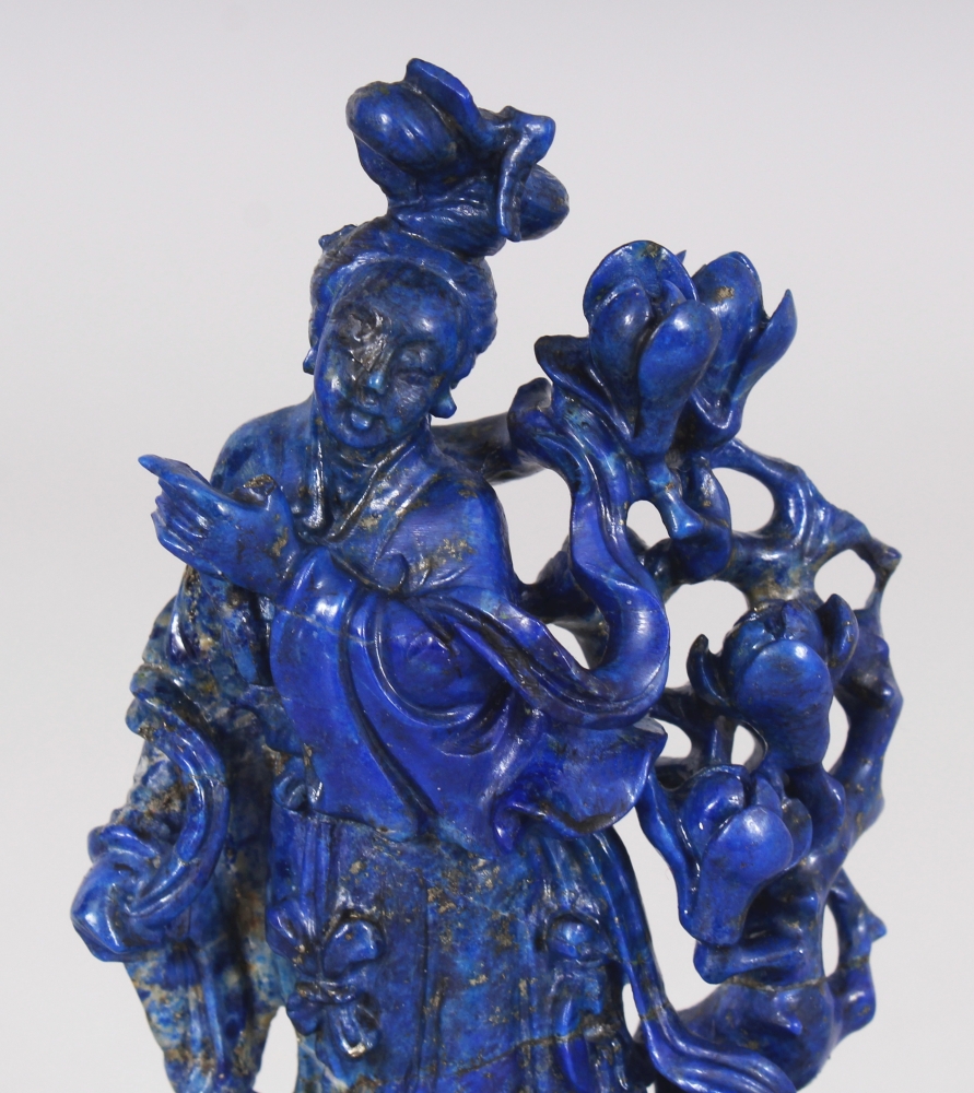 A CHINESE LAPIS CARVING OF GUANYIN, together with a wire-inlaid fixed wood stand, 5.25in high - Image 5 of 6