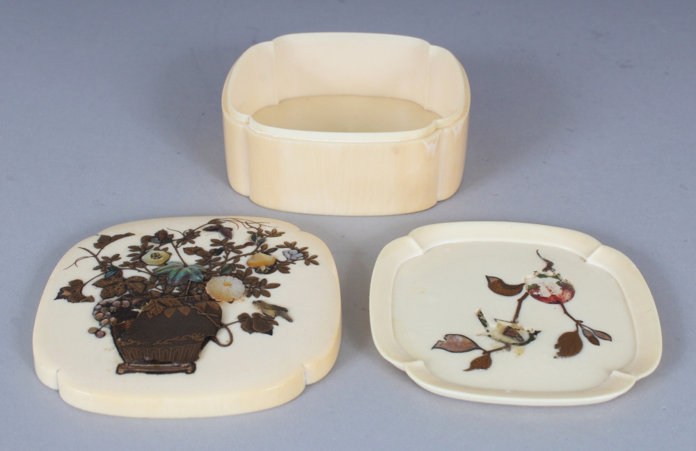 A FINE QUALITY JAPANESE QUATREFOIL SECTION SHIBAYAMA & IVORY BOX & COVER, with interior fitted tray, - Image 5 of 8