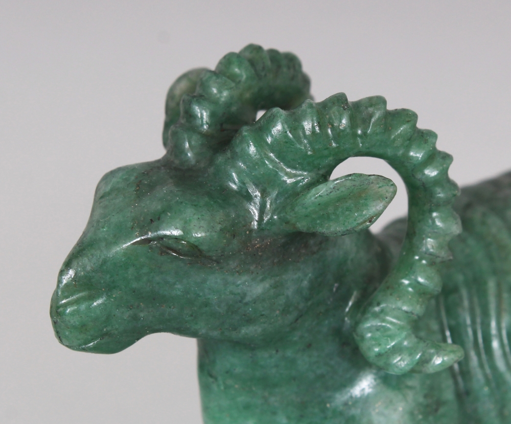 A CHINESE GREEN HARDSTONE MODEL OF A RAM, together with a fitted wire-inlaid wood stand, 3.1in - Image 5 of 7