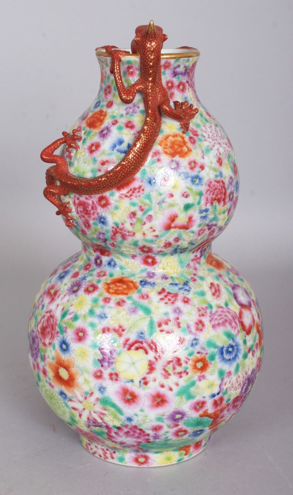 A GOOD QUALITY CHINESE FAMILLE ROSE MILLEFLEUR DOUBLE GOURD PORCELAIN VASE, the shoulders and neck - Image 4 of 9