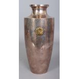 A GOOD EARLY 20TH CENTURY JAPANESE SILVER PRESENTATION VASE, weighing approx. 650gm, the side
