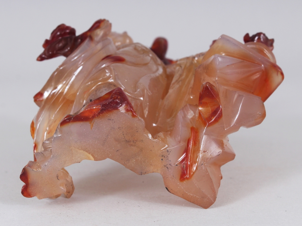 A CHINESE AGATE CARVING OF A STANDING LADY, bearing aloft a bowl of peach, 6in high. - Image 6 of 6