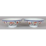 A PAIR OF CHINESE FAMILLE ROSE PORCELAIN BOWLS, the exterior sides decorated with bats and cloud