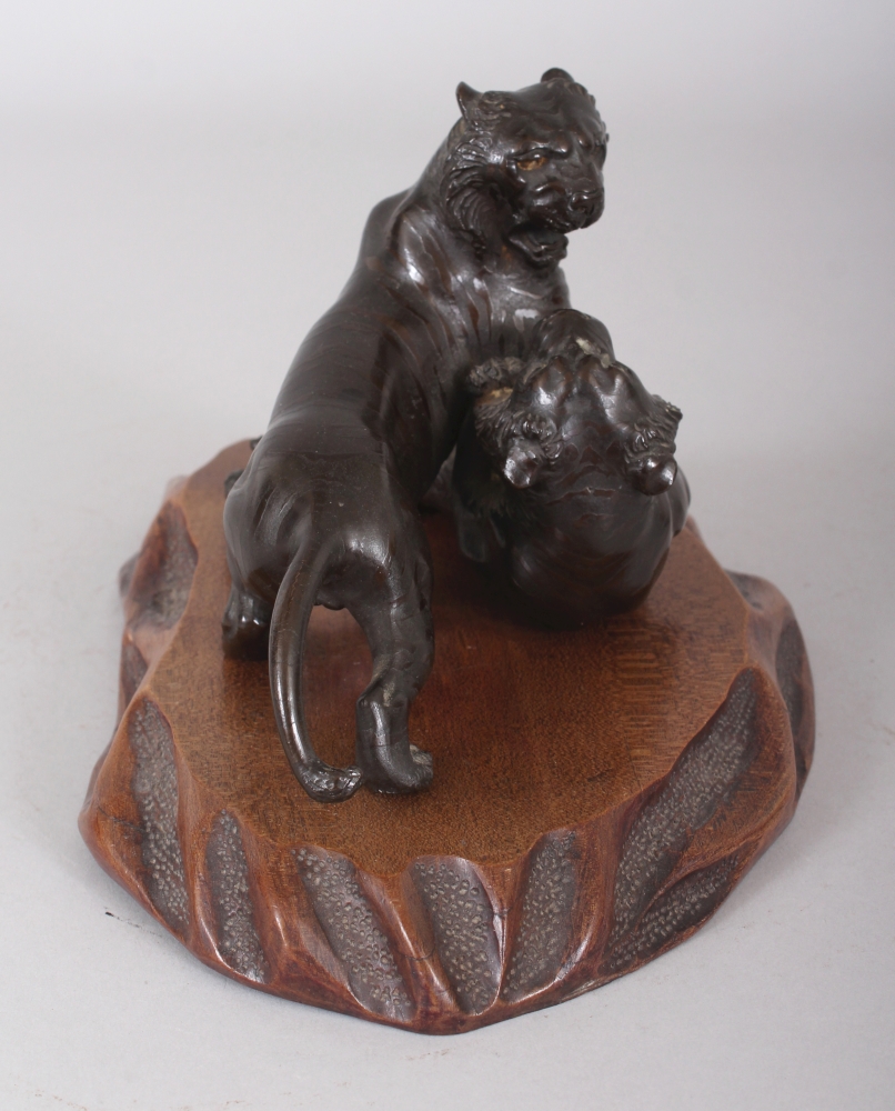 A GOOD QUALITY SIGNED JAPANESE MEIJI PERIOD BRONZE MODEL OF TWO FIGHTING TIGERS, together with a - Image 2 of 8