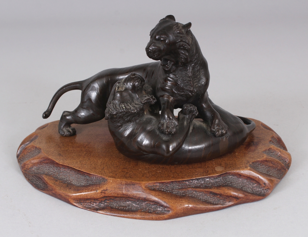 A GOOD QUALITY SIGNED JAPANESE MEIJI PERIOD BRONZE MODEL OF TWO FIGHTING TIGERS, together with a