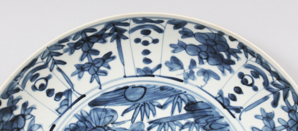 A GOOD 16TH/17TH CENTURY SWATOW BLUE & WHITE PORCELAIN DISH, painted to its centre with a phoenix in - Image 4 of 6