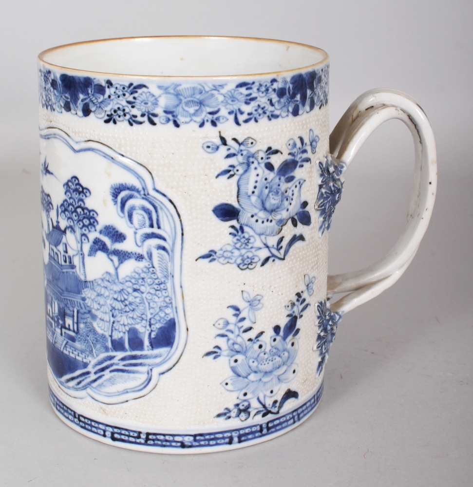 A GOOD 18TH CENTURY CHINESE QIANLONG PERIOD BLUE & WHITE CHICKEN SKIN GROUND PORCELAIN TANKARD, of