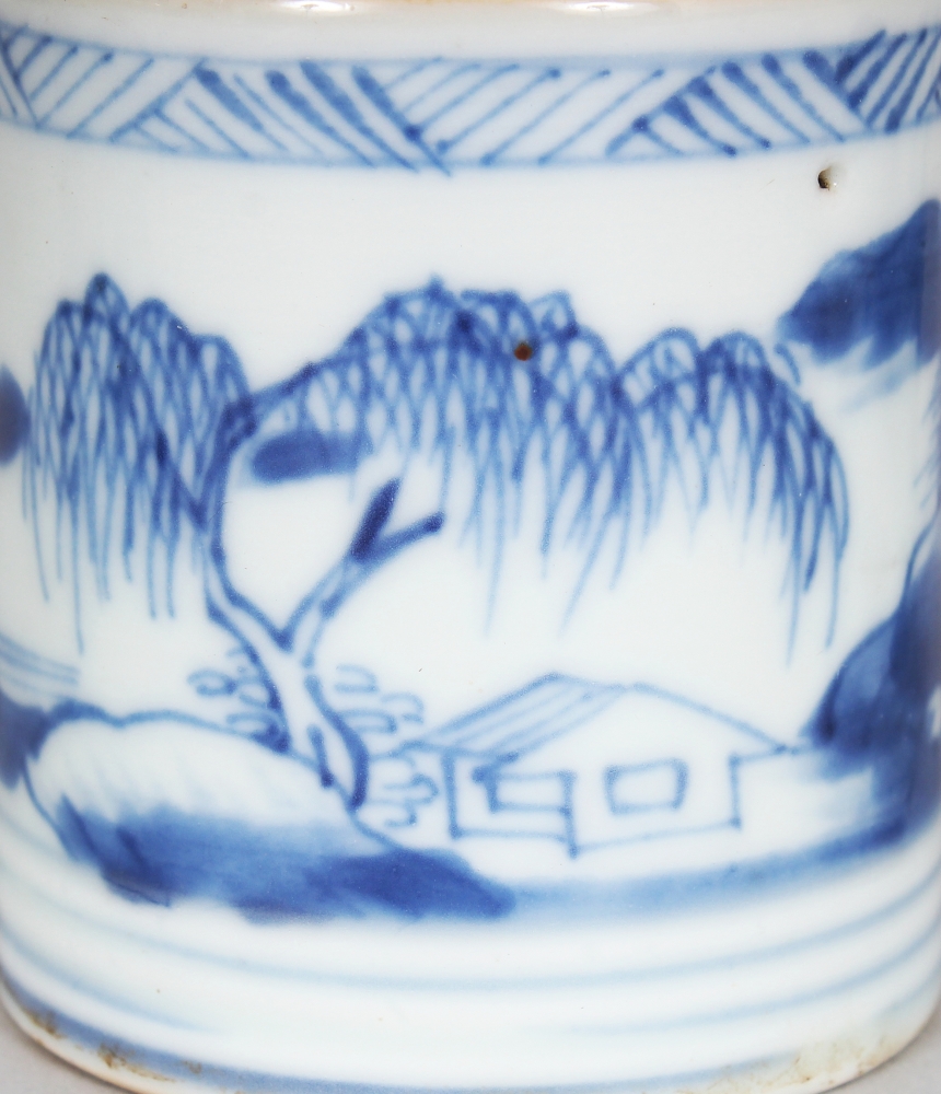 A GROUP OF THREE GOOD QUALITY CHINESE KANGXI PERIOD BLUE & WHITE PORCELAIN COFFEE CANS, circa - Image 5 of 7