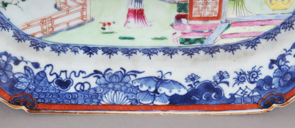 AN 18TH CENTURY CHINESE QIANLONG PERIOD FAMILLE ROSE & UNDERGLAZE-BLUE CHAMFERED RECTANGULAR - Image 3 of 4