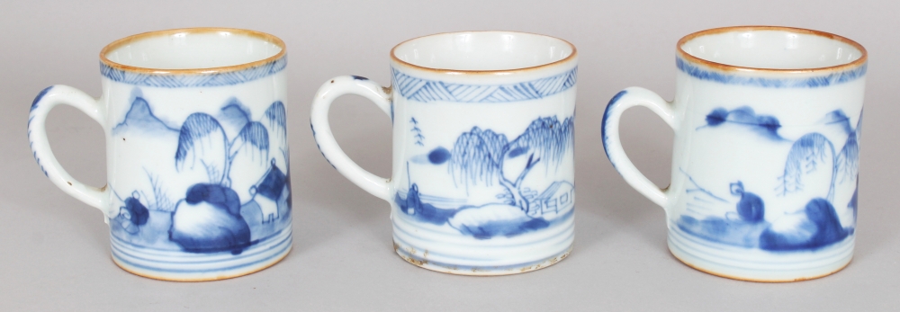 A GROUP OF THREE GOOD QUALITY CHINESE KANGXI PERIOD BLUE & WHITE PORCELAIN COFFEE CANS, circa - Image 3 of 7