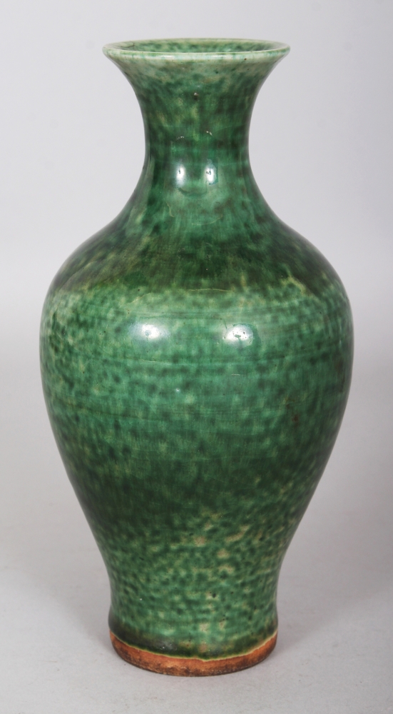 A GOOD 18TH CENTURY CHINESE GREEN GLAZED BALUSTER PORCELAIN VASE, together with a wood stand, the - Image 2 of 7