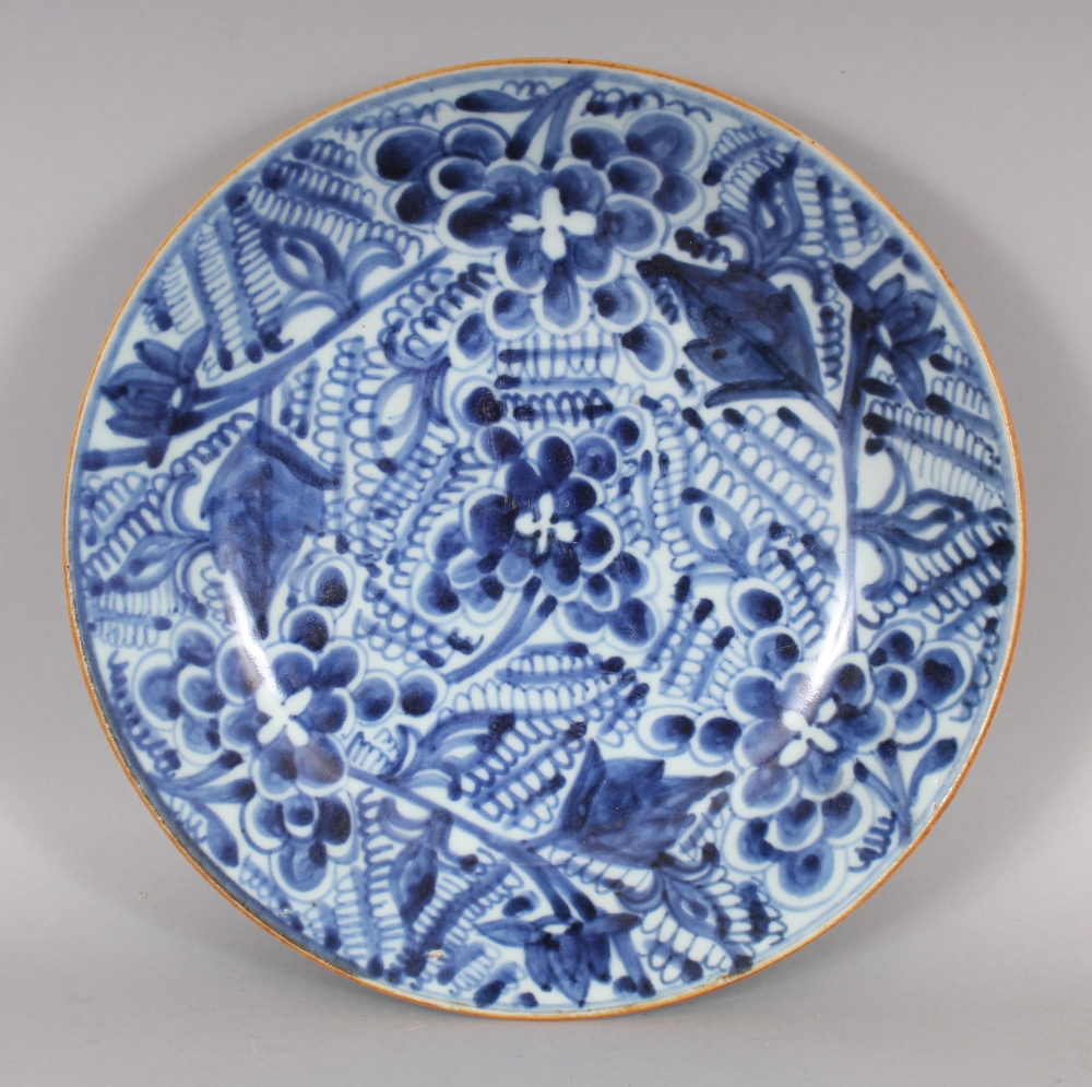 AN 18TH/19TH CENTURY CHINESE BLUE & WHITE PORCELAIN SAUCER DISH, the interior painted with