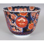 AN EARLY 20TH CENTURY JAPANESE FUKAGAWA IMARI PORCELAIN BOWL, with a frilled-edge rim, the base with