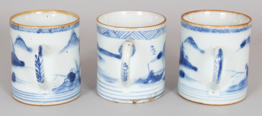 A GROUP OF THREE GOOD QUALITY CHINESE KANGXI PERIOD BLUE & WHITE PORCELAIN COFFEE CANS, circa - Image 4 of 7