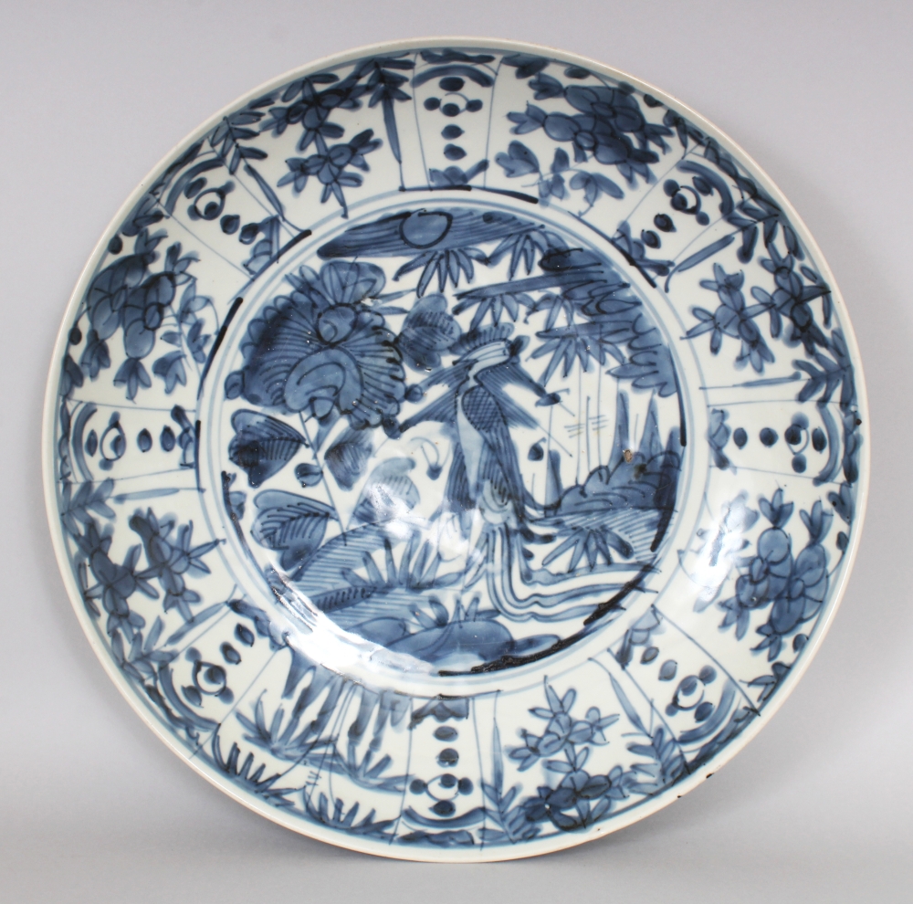 A GOOD 16TH/17TH CENTURY SWATOW BLUE & WHITE PORCELAIN DISH, painted to its centre with a phoenix in