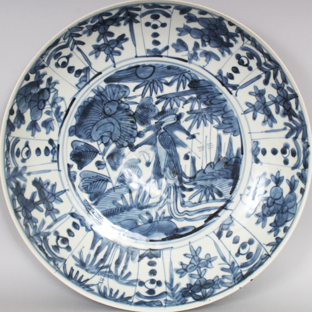 A GOOD 16TH/17TH CENTURY SWATOW BLUE & WHITE PORCELAIN DISH, painted to its centre with a phoenix in - Image 2 of 6