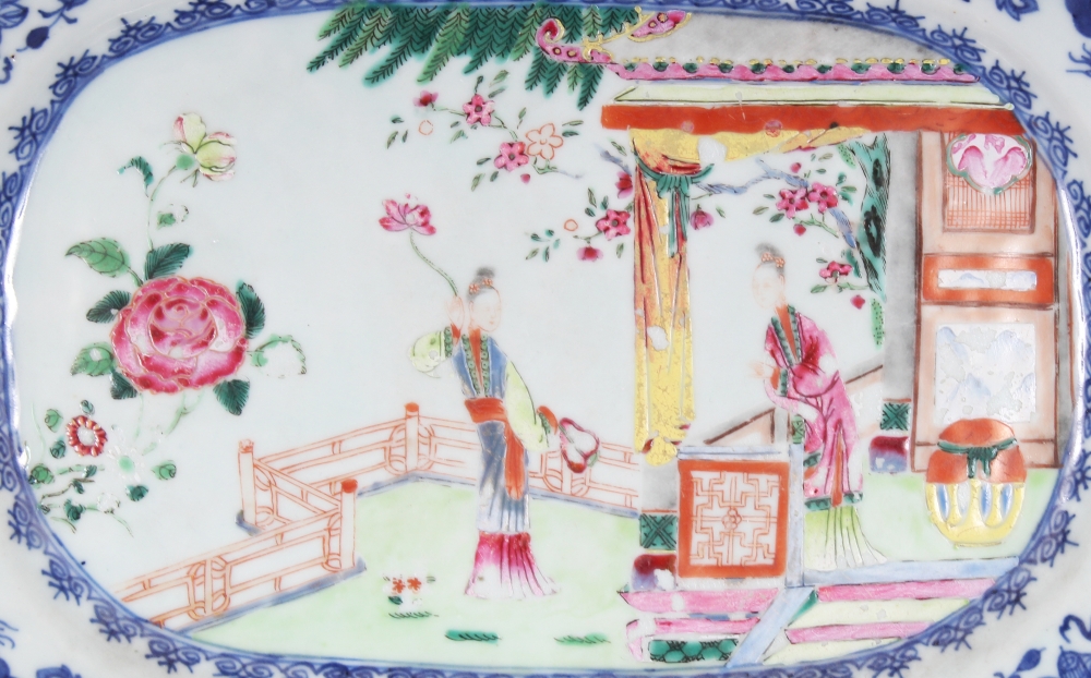 AN 18TH CENTURY CHINESE QIANLONG PERIOD FAMILLE ROSE & UNDERGLAZE-BLUE CHAMFERED RECTANGULAR - Image 2 of 4