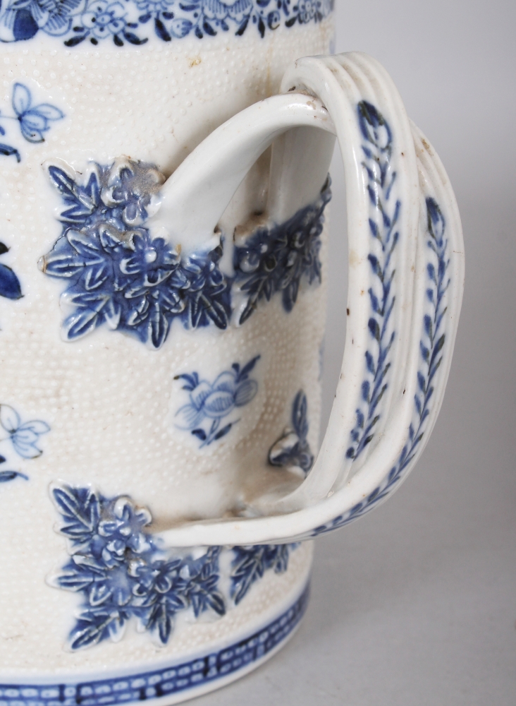 A GOOD 18TH CENTURY CHINESE QIANLONG PERIOD BLUE & WHITE CHICKEN SKIN GROUND PORCELAIN TANKARD, of - Image 6 of 8