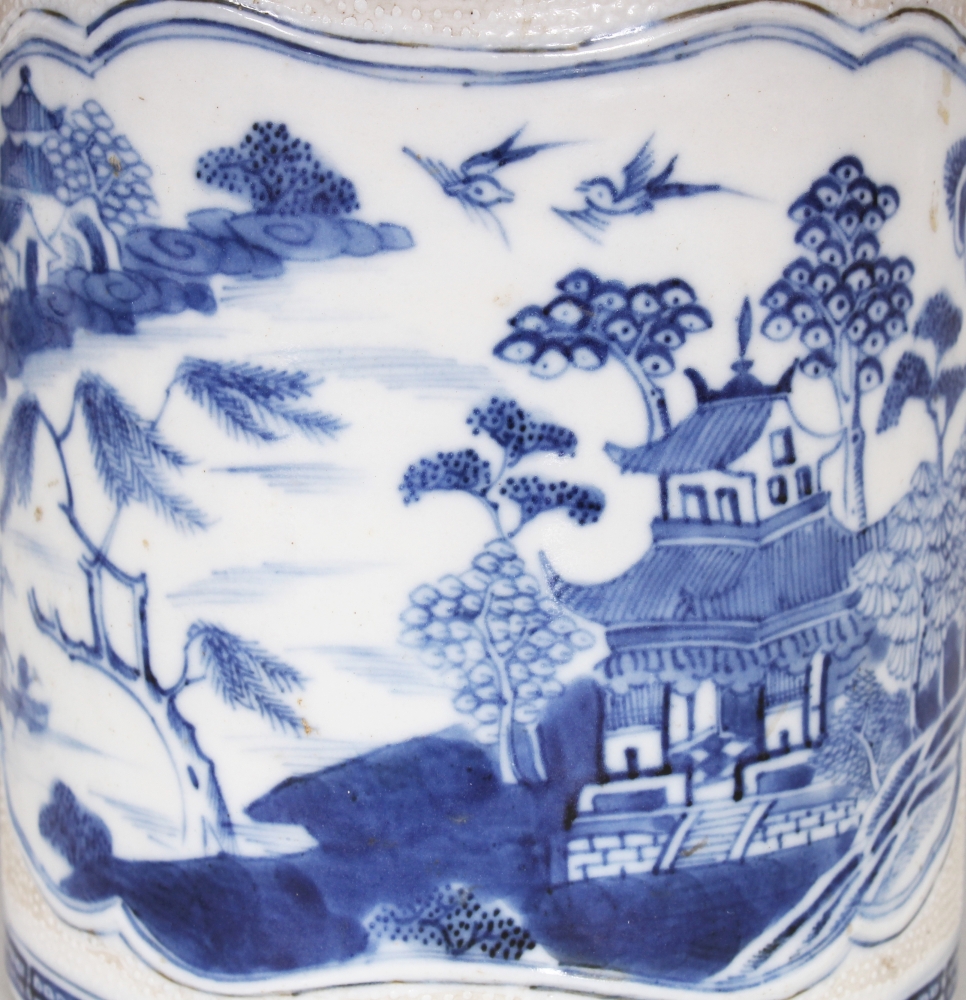 A GOOD 18TH CENTURY CHINESE QIANLONG PERIOD BLUE & WHITE CHICKEN SKIN GROUND PORCELAIN TANKARD, of - Image 5 of 8