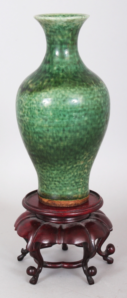 A GOOD 18TH CENTURY CHINESE GREEN GLAZED BALUSTER PORCELAIN VASE, together with a wood stand, the