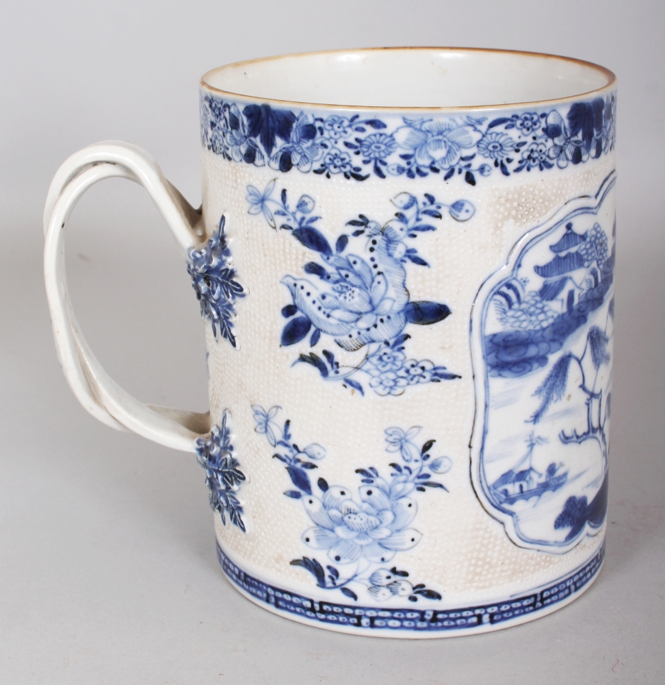 A GOOD 18TH CENTURY CHINESE QIANLONG PERIOD BLUE & WHITE CHICKEN SKIN GROUND PORCELAIN TANKARD, of - Image 3 of 8