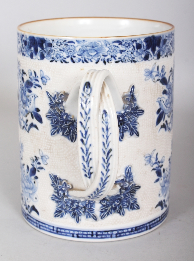 A GOOD 18TH CENTURY CHINESE QIANLONG PERIOD BLUE & WHITE CHICKEN SKIN GROUND PORCELAIN TANKARD, of - Image 4 of 8