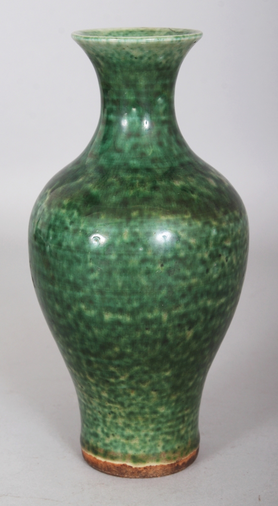 A GOOD 18TH CENTURY CHINESE GREEN GLAZED BALUSTER PORCELAIN VASE, together with a wood stand, the - Image 3 of 7