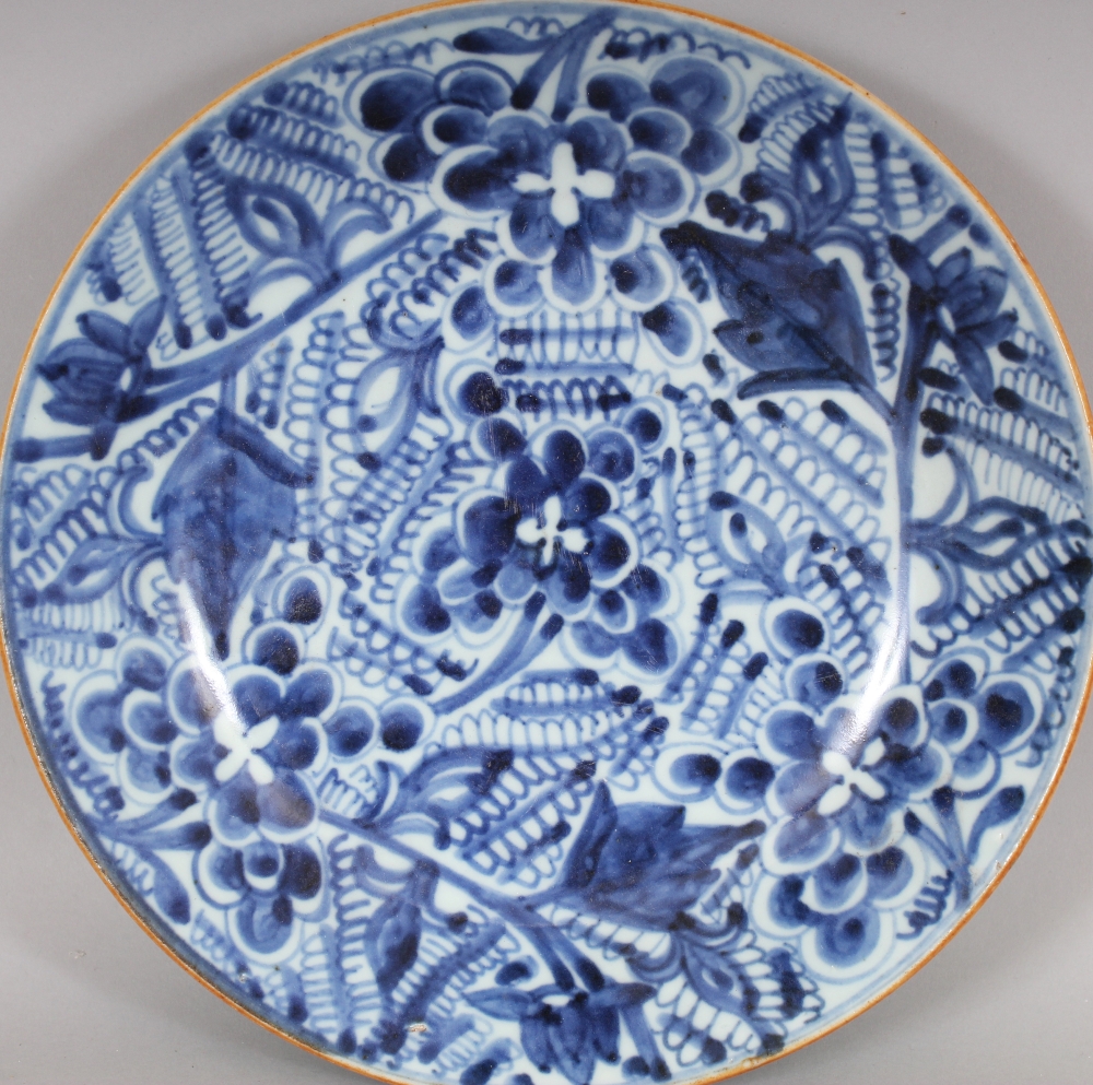 AN 18TH/19TH CENTURY CHINESE BLUE & WHITE PORCELAIN SAUCER DISH, the interior painted with - Image 2 of 6